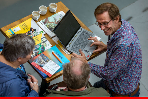 Maatwerk adviesgesprek in de showroom door een WoonWijzer Expert