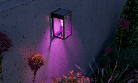 slimme wandlamp in diverse kleuren op zonne-energie