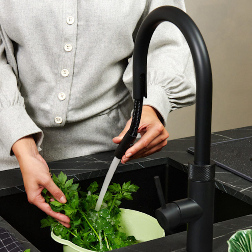 Quooker Flex Round kokendwaterkraan mat zwart in moderne keuken