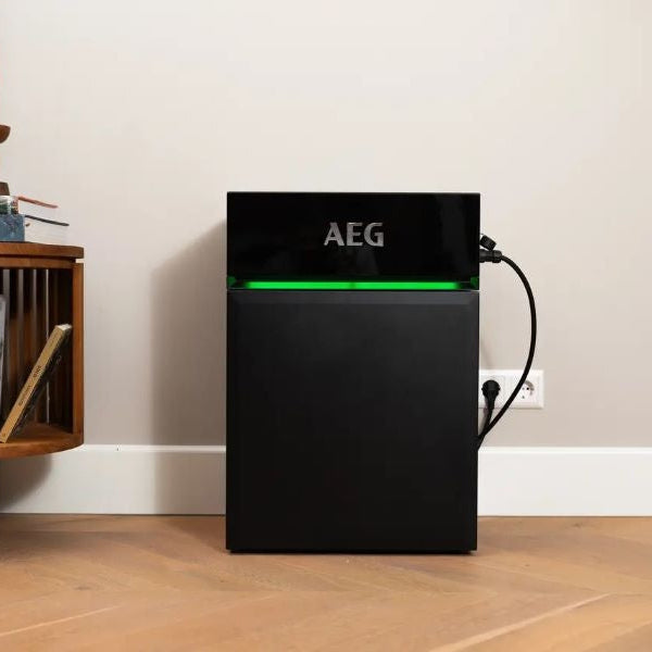 AEG SolarCube 4,8 kWh thuisbatterij aangesloten op een stopcontact in de woonkamer
