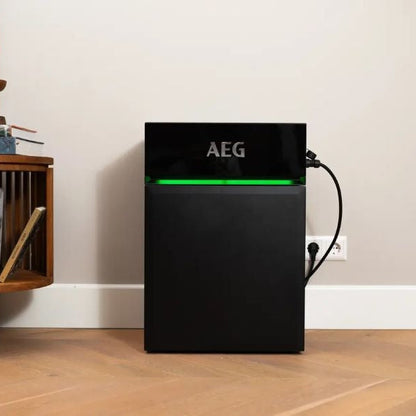 AEG SolarCube 4,8 kWh thuisbatterij aangesloten op een stopcontact in de woonkamer
