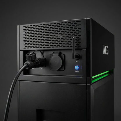 Aansluitingen en aan-uitknop aan de achterzijde van de AEG SolarCube