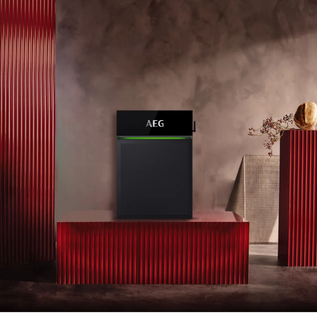 AEG SolarCube plug-in thuisbatterij in een modern interieur