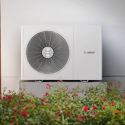 Bosch Compress 3800i AW R290 lucht-waterwarmtepomp buitenunit bij een woning
