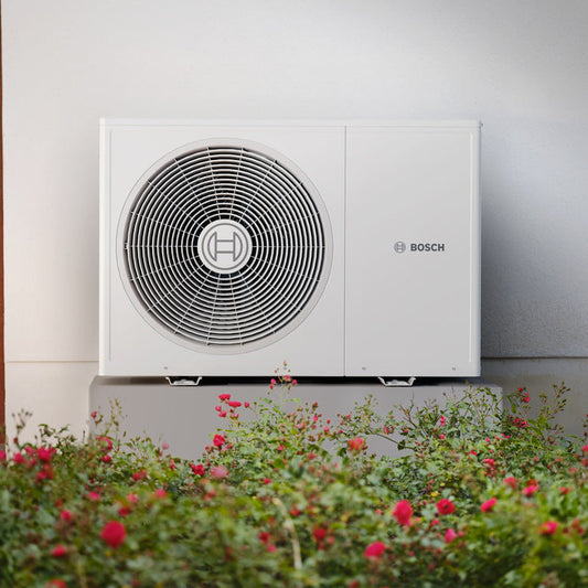 Bosch Compress 3800i AW R290 lucht-waterwarmtepomp buitenunit bij een woning