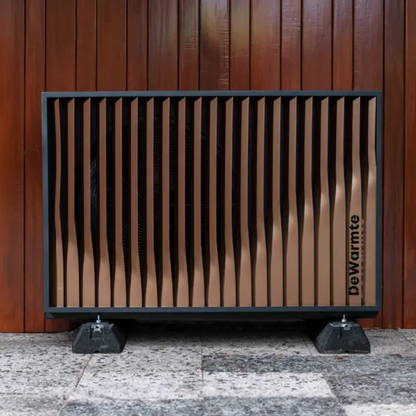 DeWarmte Pomp MP warmtepomp buiten geplaatst tegen een houten gevel