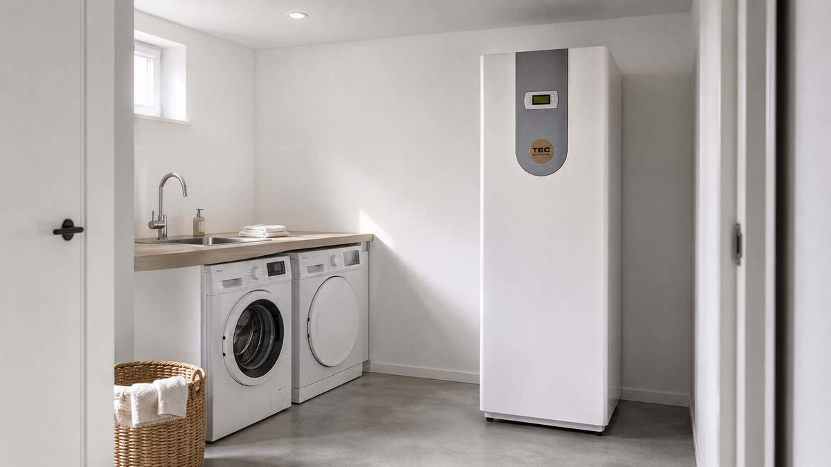 TEC QRS11 all-electric warmtepomp met geïntegreerde 200 liter boiler in een bijkeuken